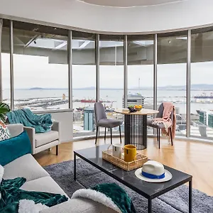 luxury-one-thibault-studio-apartment-near-cticc.hotels-capetown.com/